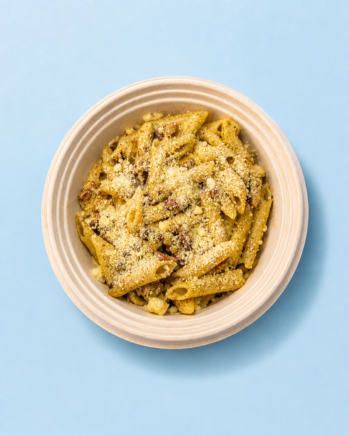 Pasta cremosa con queso en un bowl