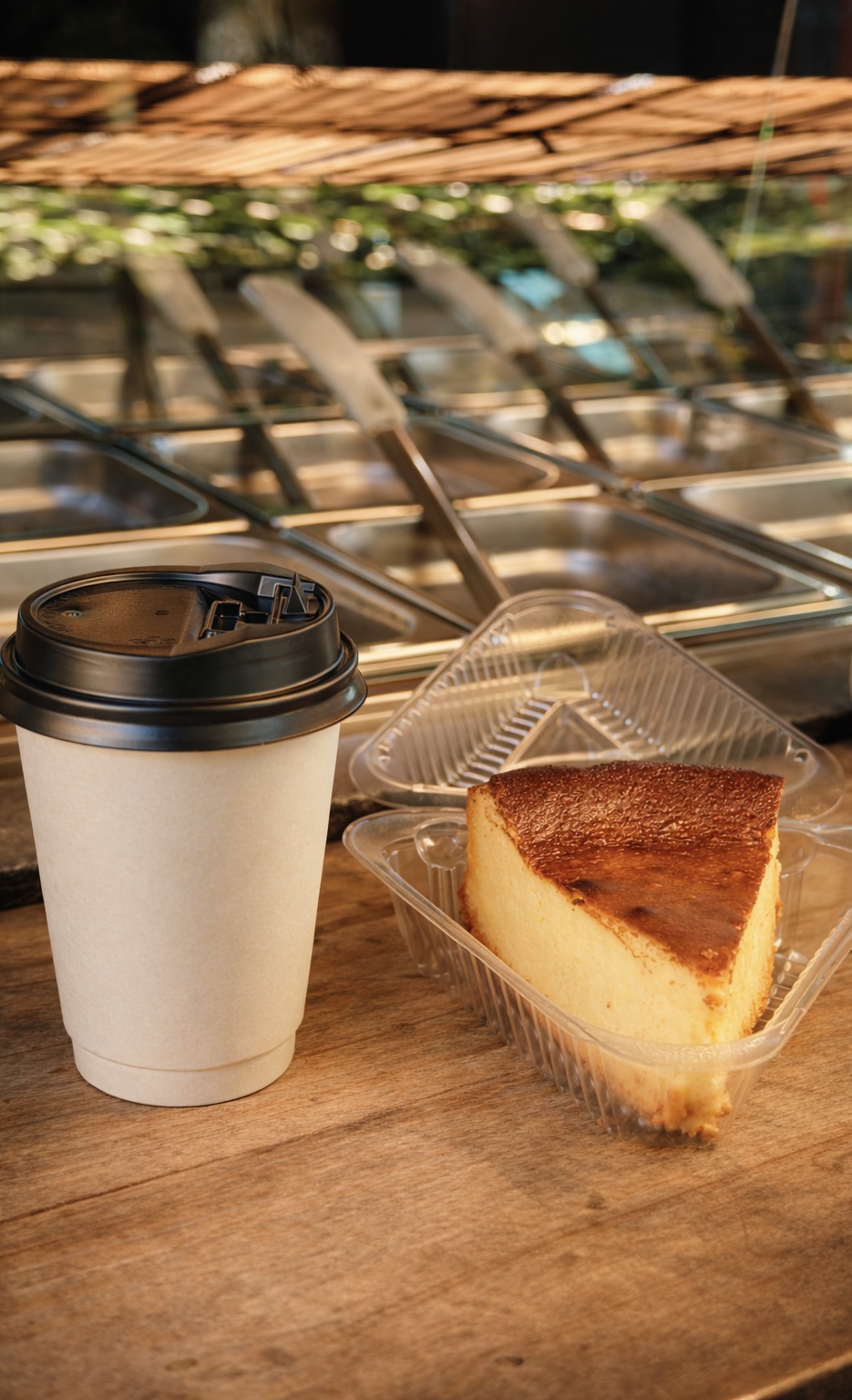 Café y cheesecake servidos en Boulé