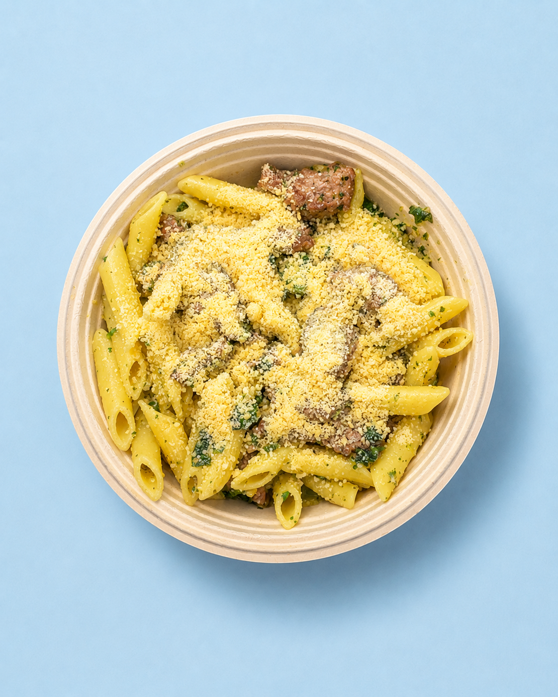 Pasta penne con queso y hierbas frescas